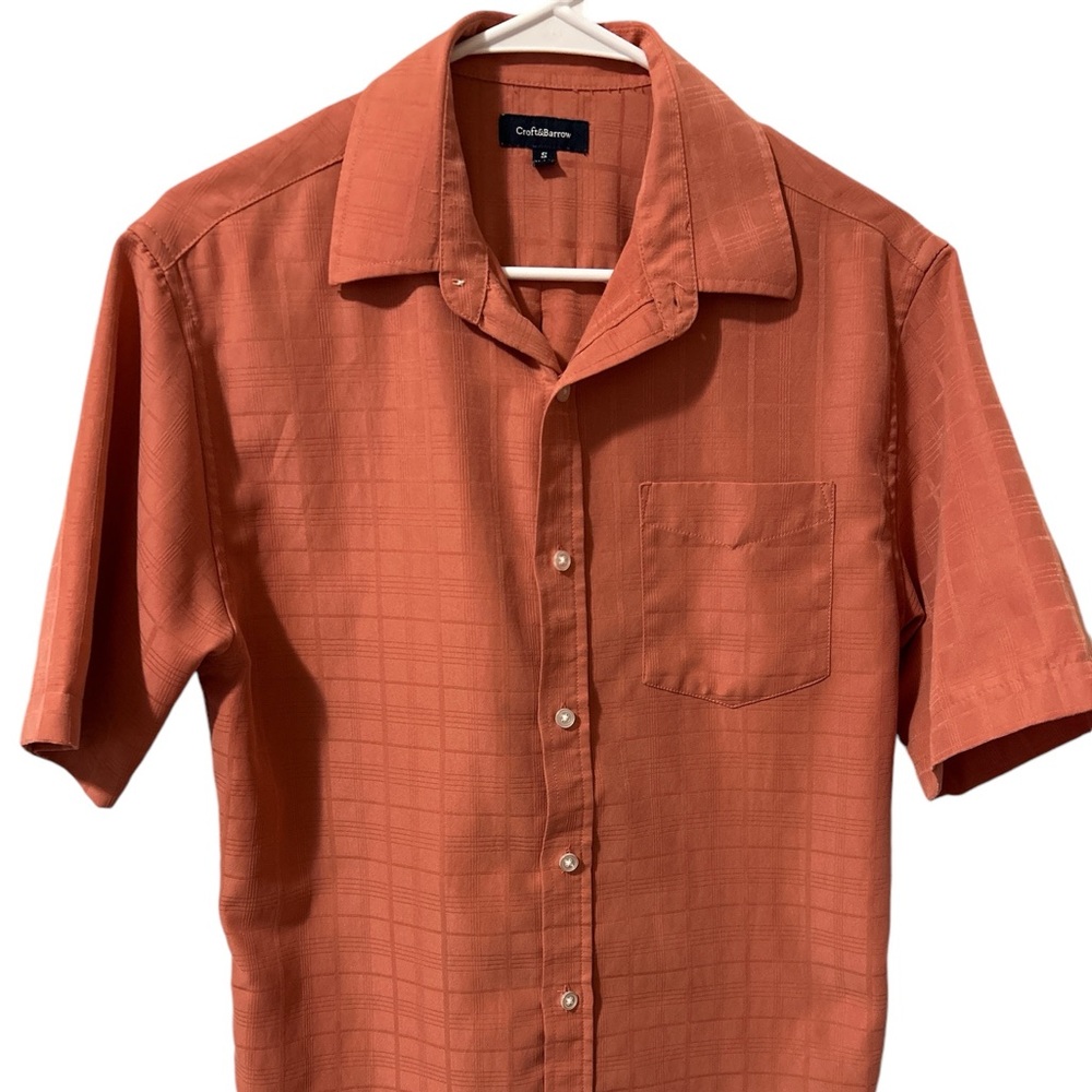 Croft & Barrow Men’s Size Small Button Down Short Sleeve Shirt - Salmon color